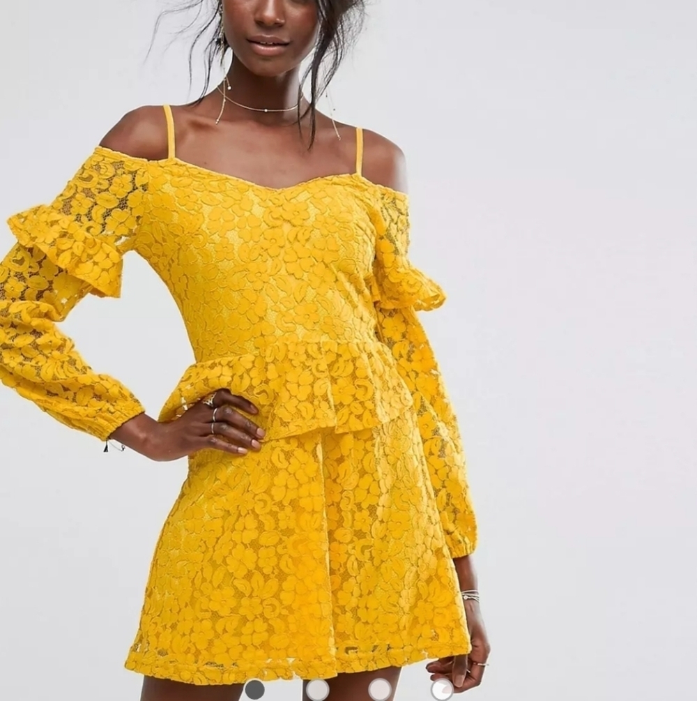🏵️ Missguided Cold Shoulder Ruffle Lace Mini Dress. Size 8.